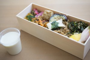 今日のランチは、発芽玄米ごはんに高野そぼろ、空芯菜炒めをのせた発芽玄米ごはん、茗荷(みょうが)とコリンキーのピクルス、おから蒟蒻の唐揚げ、じゃがいもと新生姜のオムレツ仕立て、茄子とエリンギのソテー、人参と木耳(きくらげ)のサラダ、無花果(いちじく)入りキヌアサラダ。体を潤し胃を健やかにする白いスムージーつき(梨、豆乳、松の実、カルダモン)