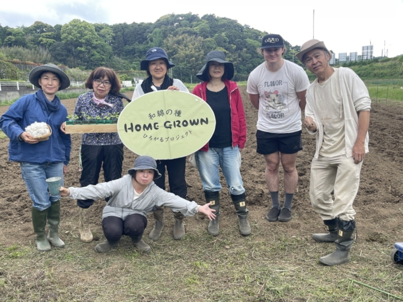 メイドインアースの和綿畑で種まき後の記念撮影
