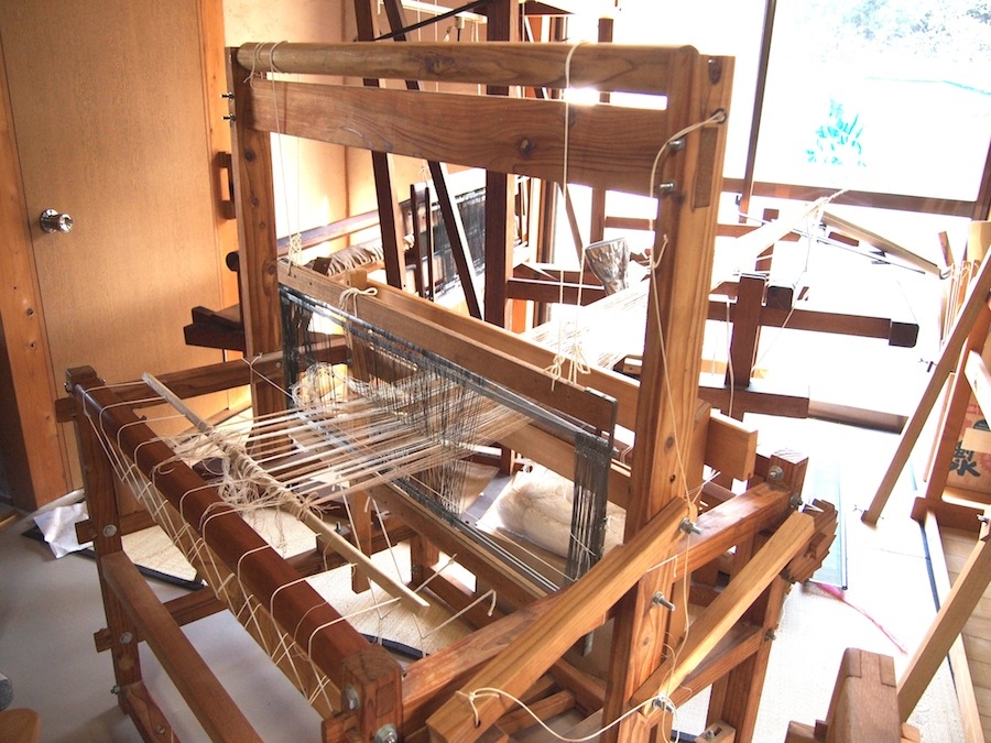 自らワタを育て、紡ぎ、織る。 和棉の心をつないで30年、 鴨川和棉農園