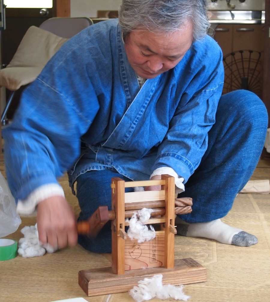 田畑さん自作の綿繰り機でワタから種をとる。